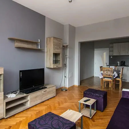 Zhakler - Top Center Opposite Starbucks Апартаменты *