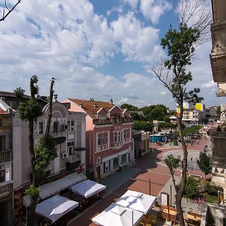 Zhakler - Top Center Opposite Starbucks * Варна